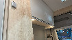 buesgen-wohnraumdesign_silver-line_klappen_der_oberschraenke_in_mit_silbernen_profilleisten_tisch-ae9f5073-4c94-43bf-80ef-aa8979fa0b3b