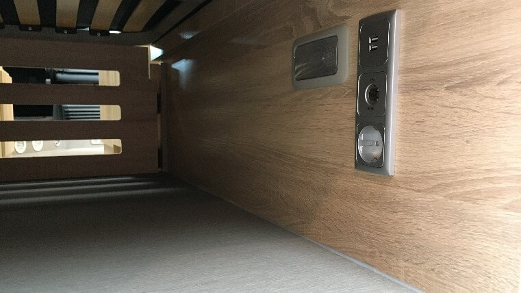 Auswahloption : Fahrzeug- & Ausbauoptionen / Schlafzimmer / Steckdosensatz  unter dem Bett im Laderaum (USB, 12V, 230V) - Clever Vans - Büsgen