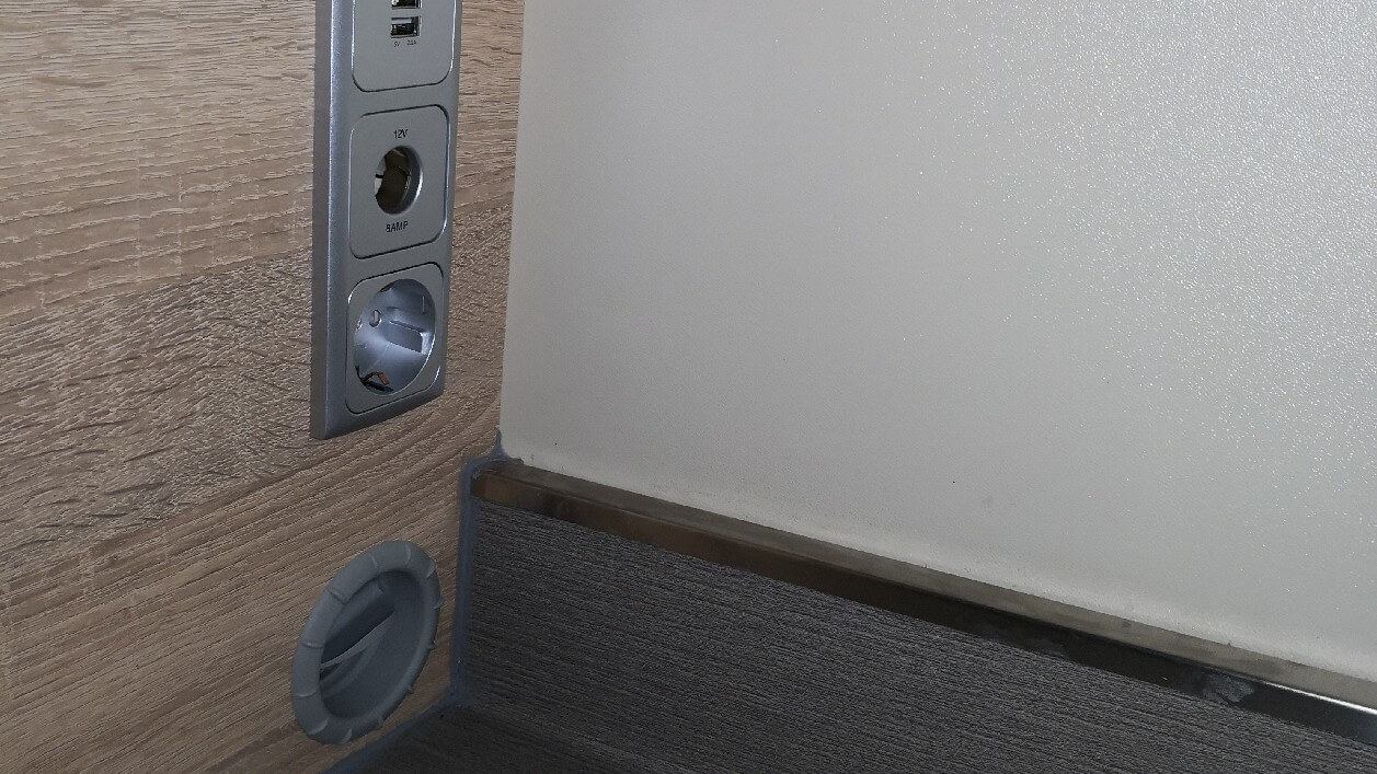 Auswahloption : Fahrzeug- & Ausbauoptionen / Schlafzimmer / Steckdosensatz  unter dem Bett im Laderaum (USB, 12V, 230V) - Clever Vans - Büsgen
