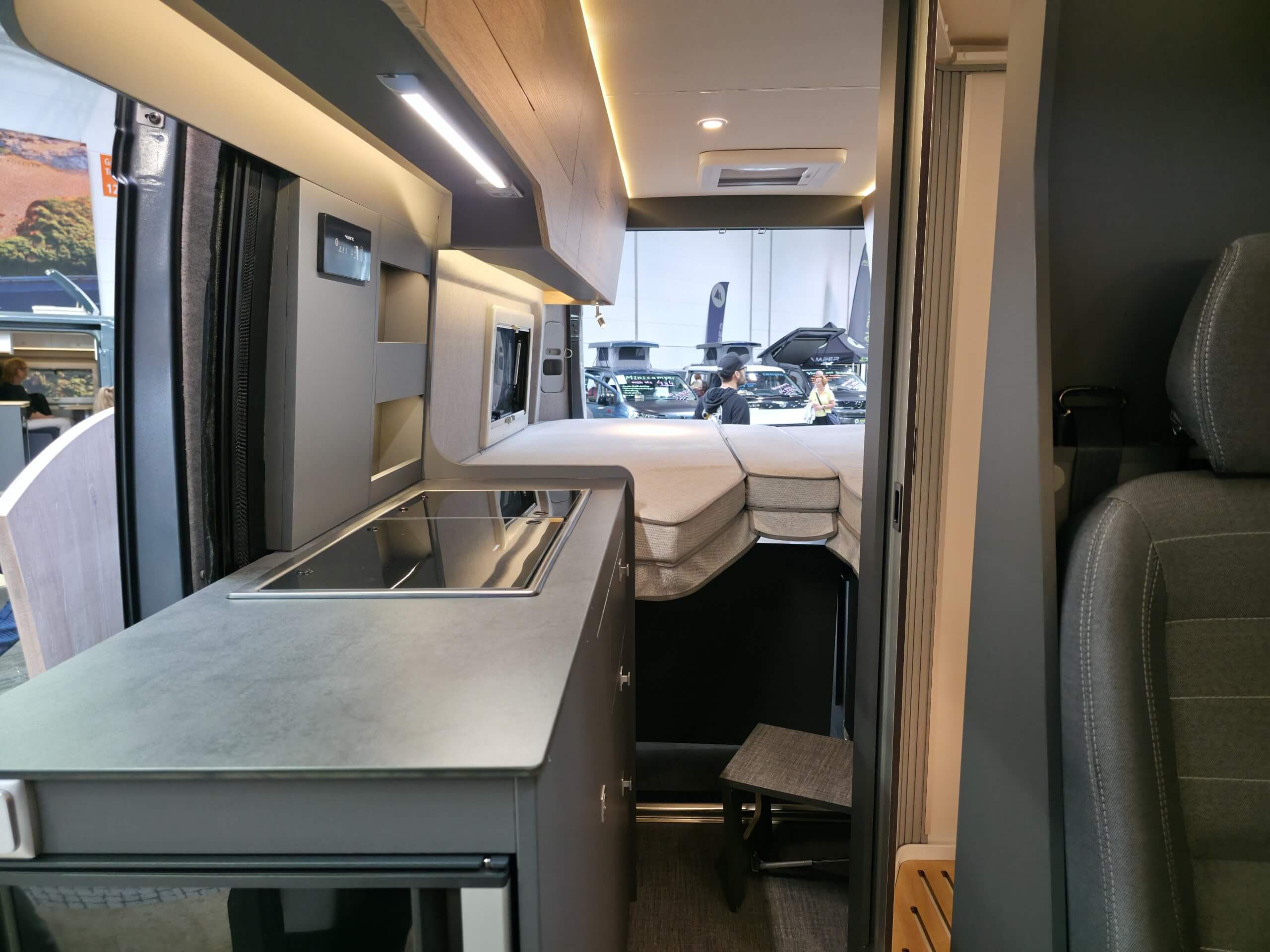 100 Liter Kühlschrank mit "OFFENER SICHTACHSE" Stirnseitig montiert (Runner 636)