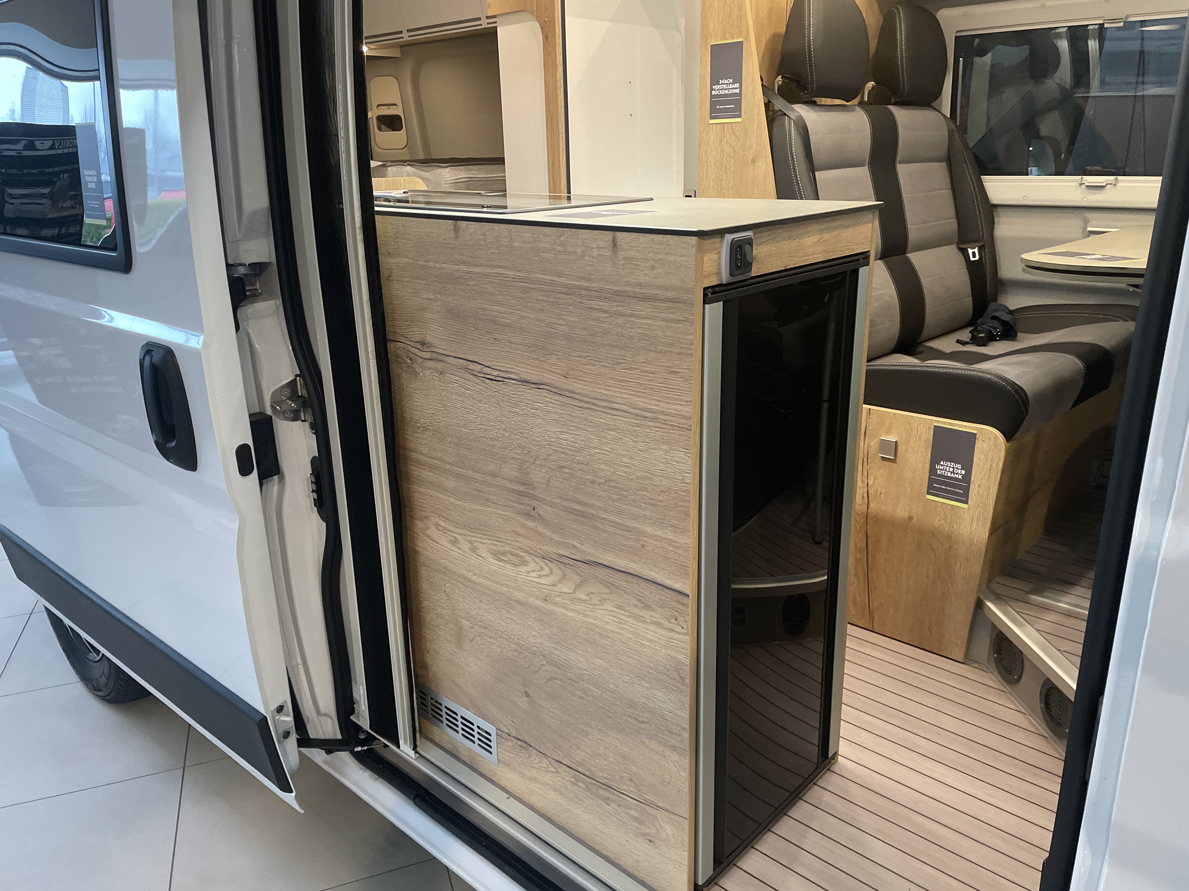 100 Liter Kühlschrank mit "OFFENER SICHTACHSE" Stirnseitig montiert (Runner 636)