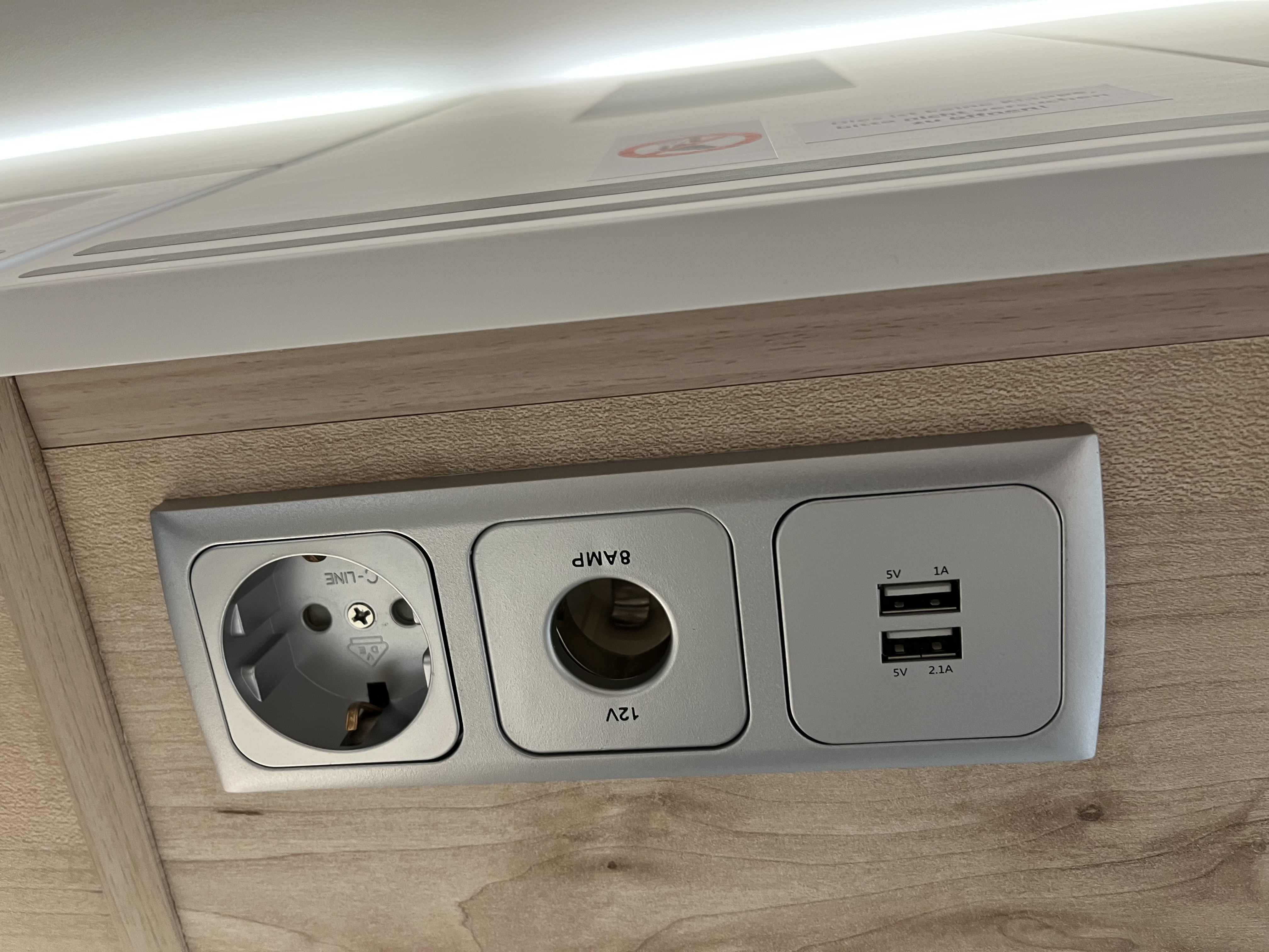 Steckdosensatz hinten unter dem Oberschrank über dem Bett Rechte Seite (USB, 12V, 230V)