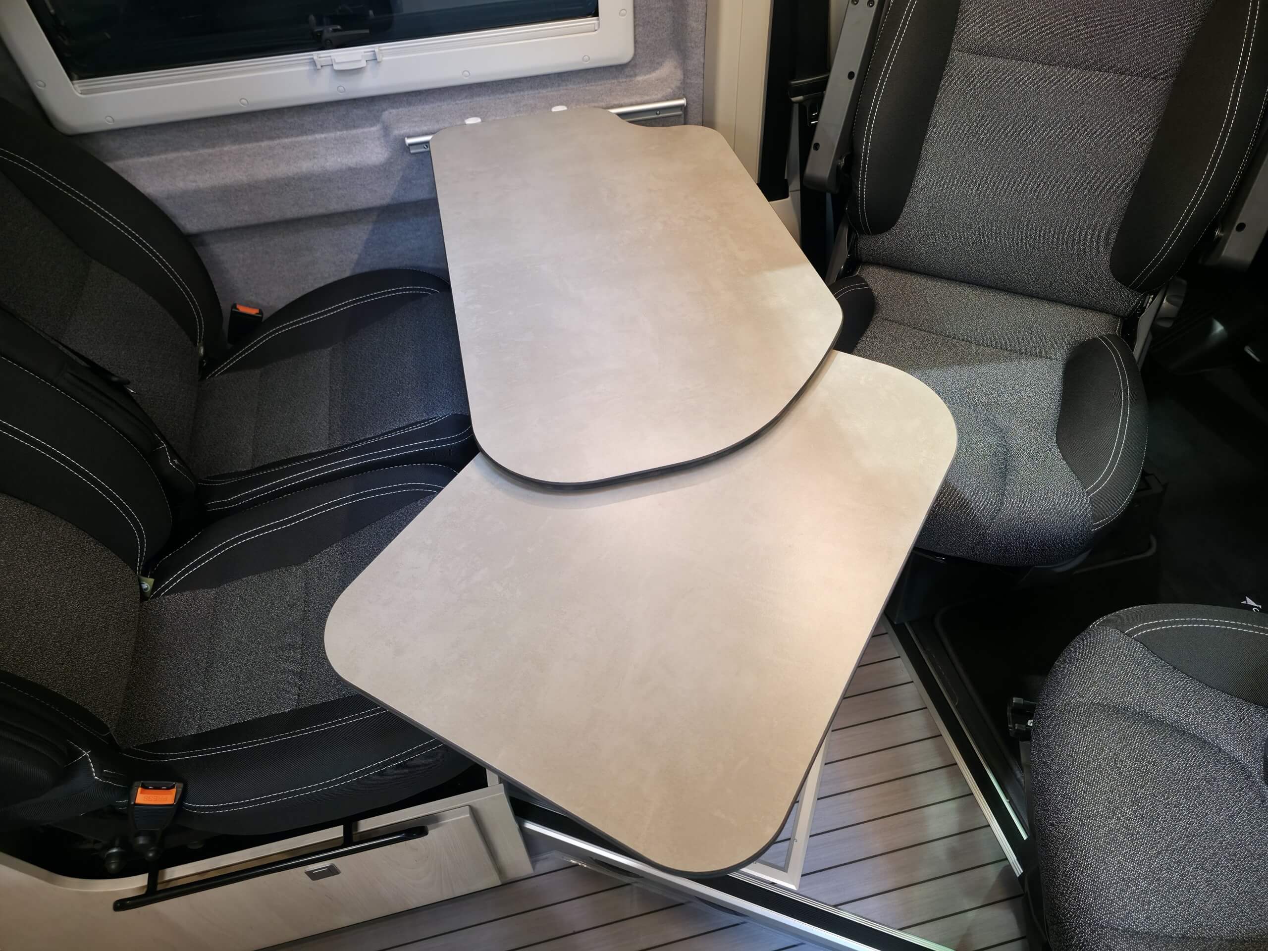 Ausdrehplatte für den Tisch der Sitzgruppe