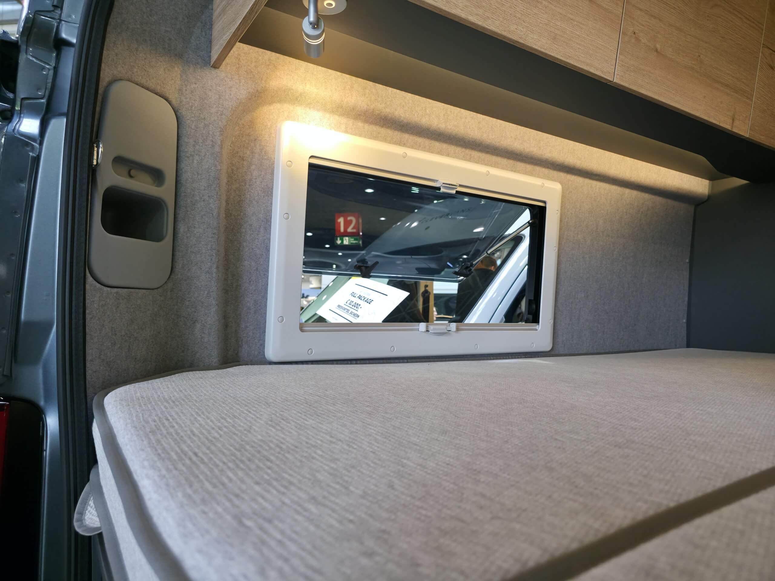 Seitz D Lux Rahmenfenster im Schlafbereich ausstellbar hinten links