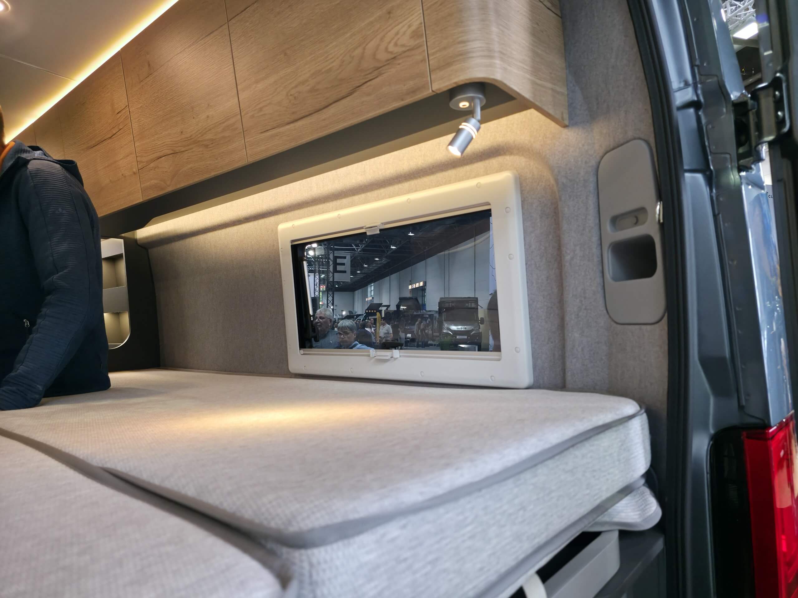 Seitz D Lux Rahmenfenster im Schlafbereich ausstellbar hinten rechts