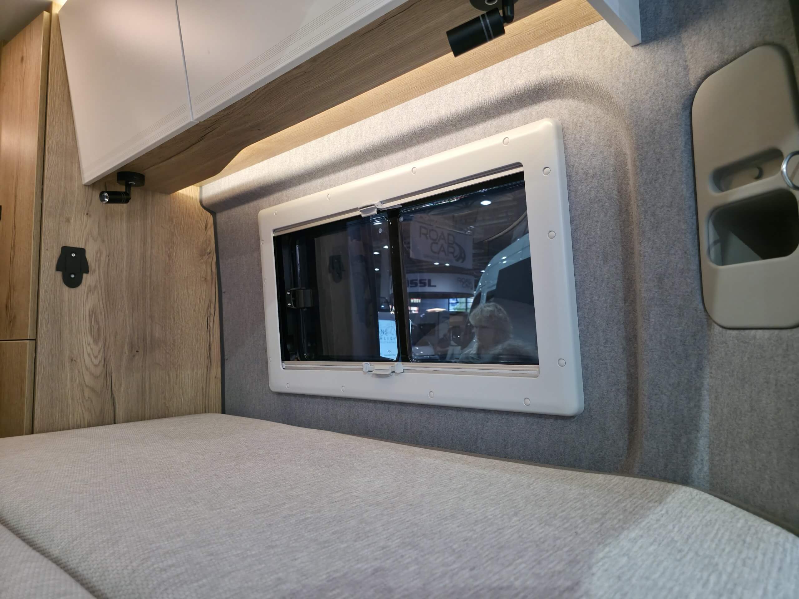 Seitz D Lux Rahmenfenster im Schlafbereich schiebbar hinter rechts