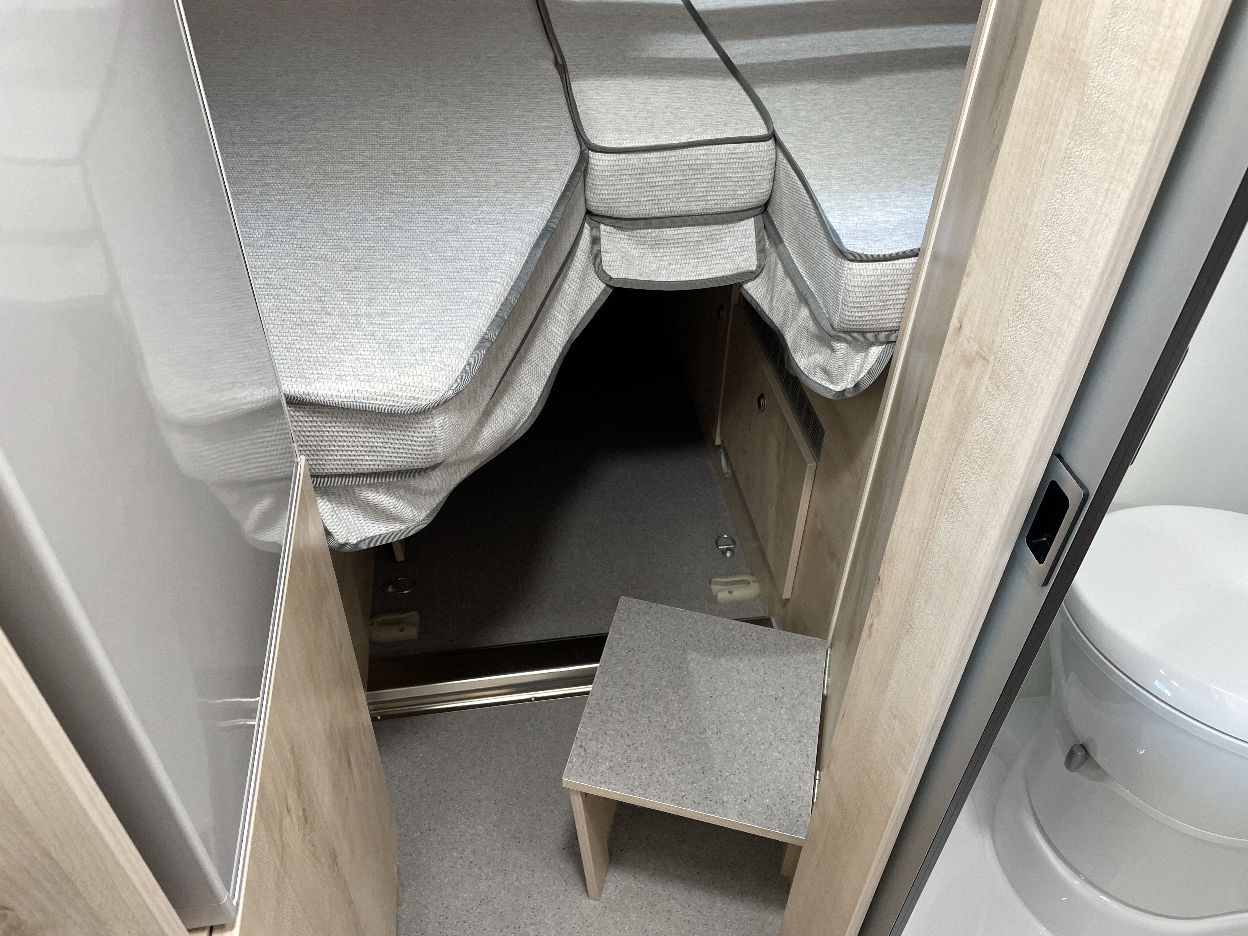 Trittstufe zum erleichterten Einstieg ins Bett (Runner mit erhöhtem Bett)