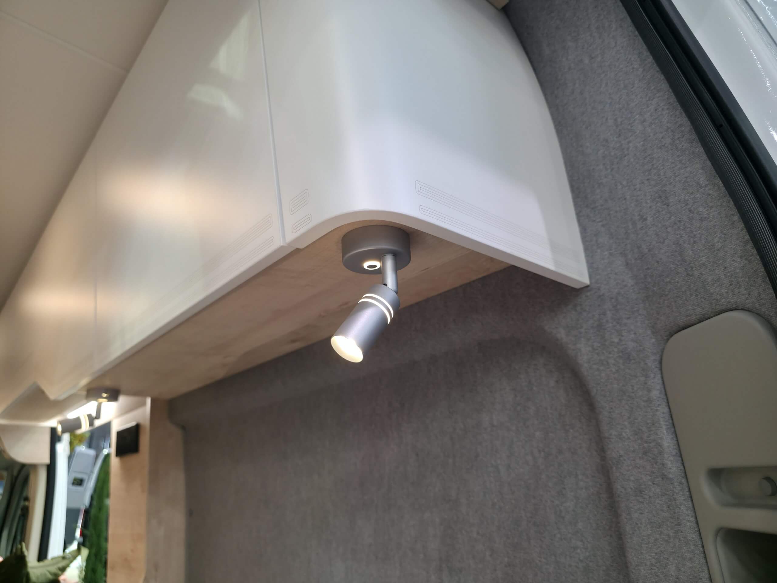 Zwei schwenkbare Spot-Leselampen mit USB im Fußbereich unter den Oberschränken über dem Bett (Tour & Celebrarion)