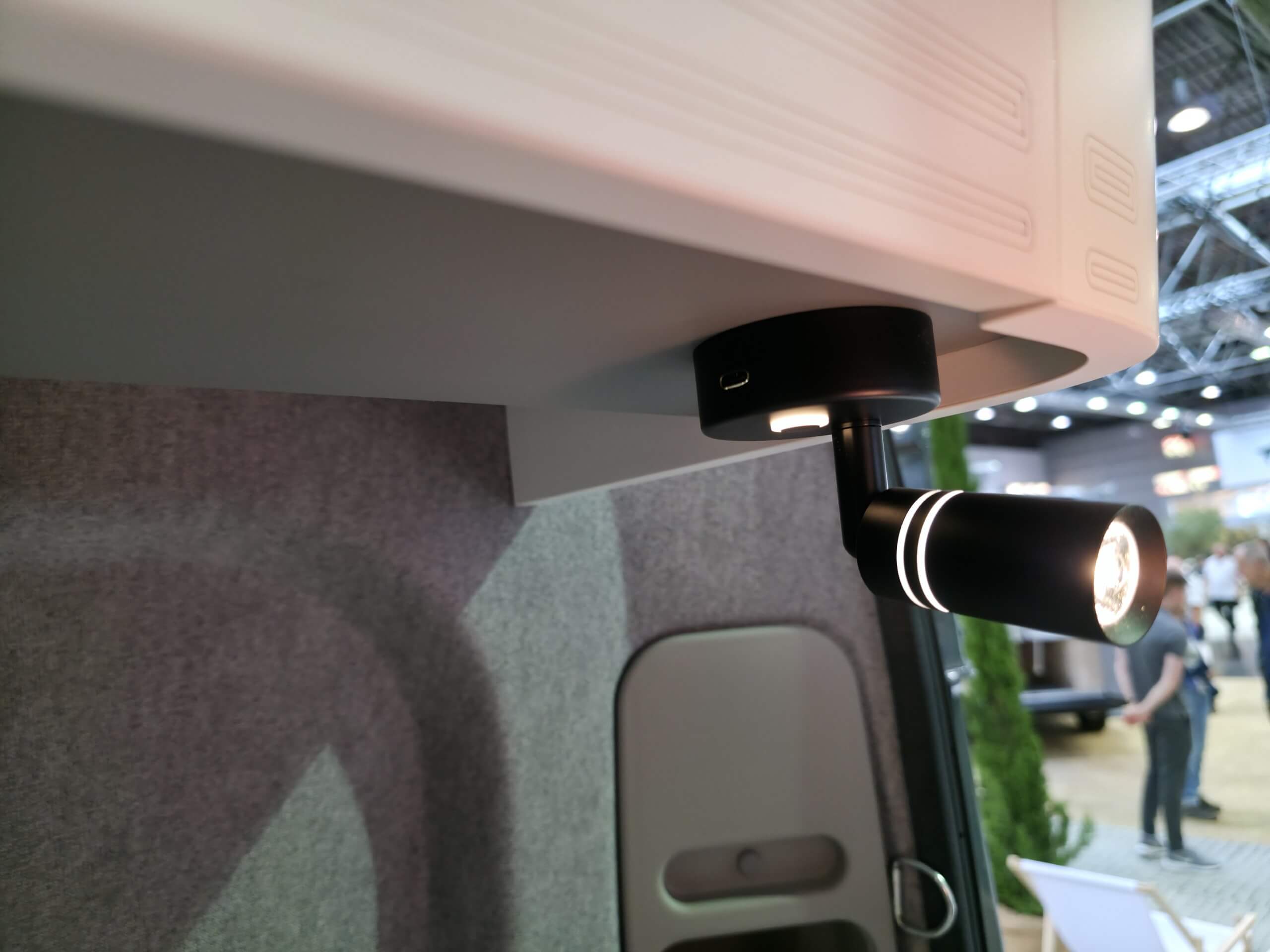 Zwei schwenkbare Spot-Leselampen mit USB im Fußbereich unter den Oberschränken über dem Bett (Spirit & Runner)
